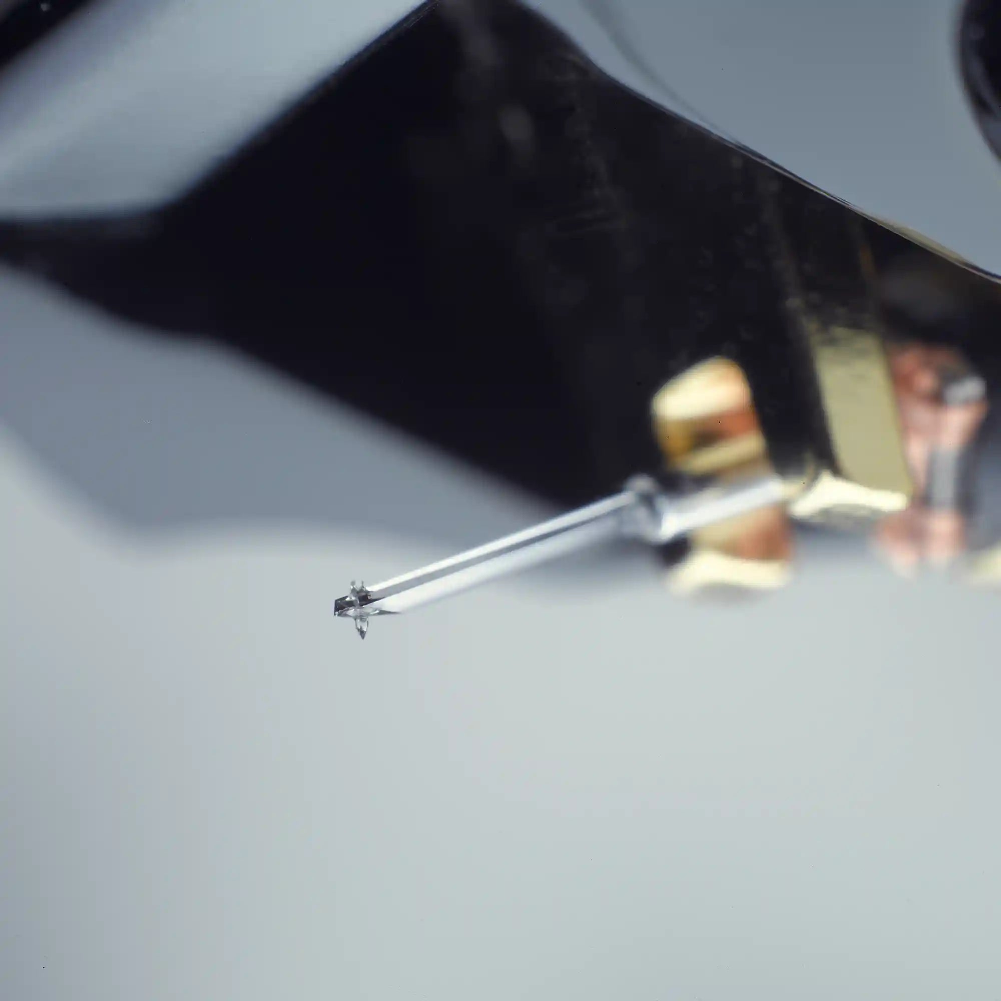 HANA Umami Black Moving Coil Cartridge (Stylus Close Up) - DOUGLAS HIFI