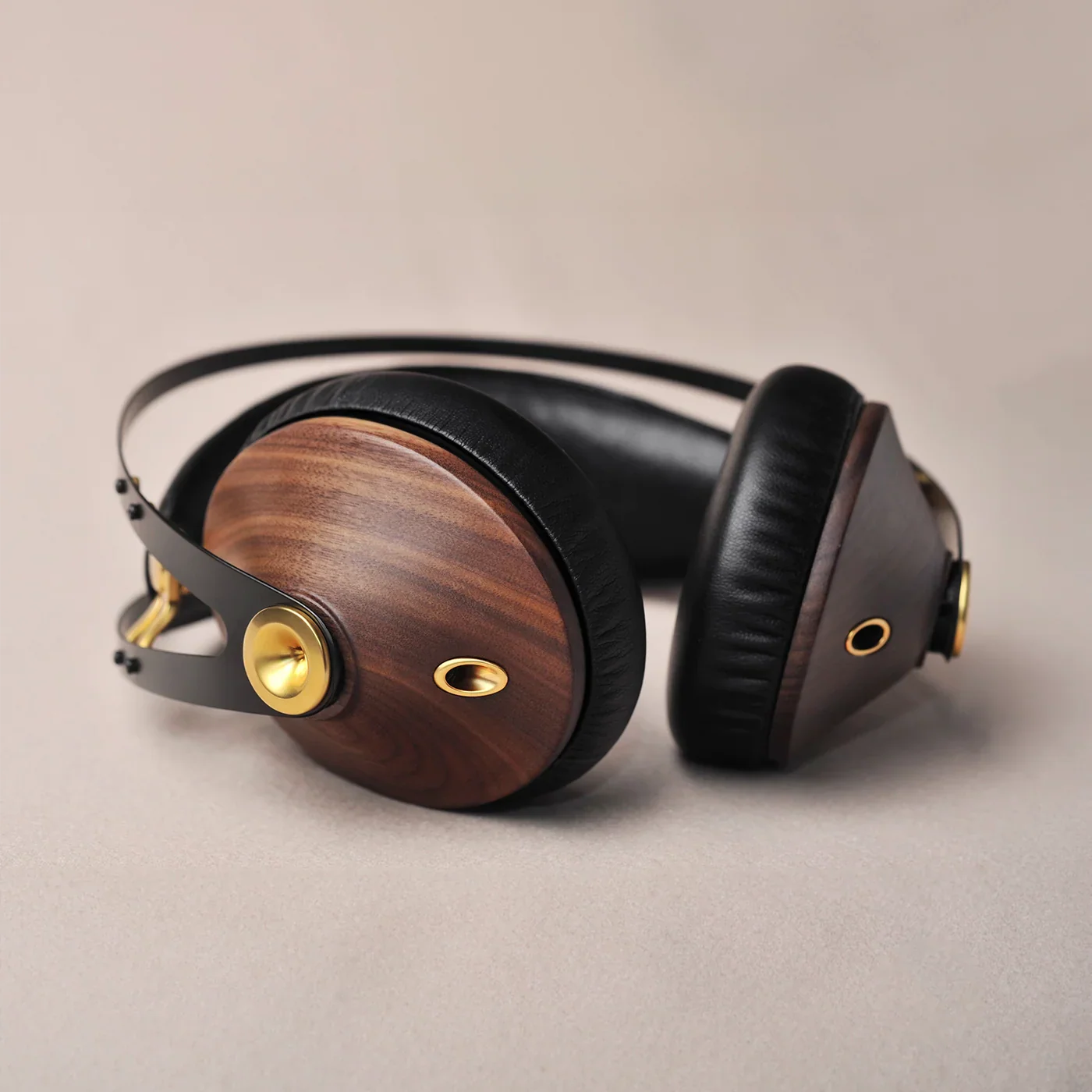 CLOSED-BACK HEADPHONES