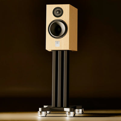 MARTEN DEXTER DUO Speakers with Stands True Grain Oak (Lifestyle) - DOUGLAS HIFI