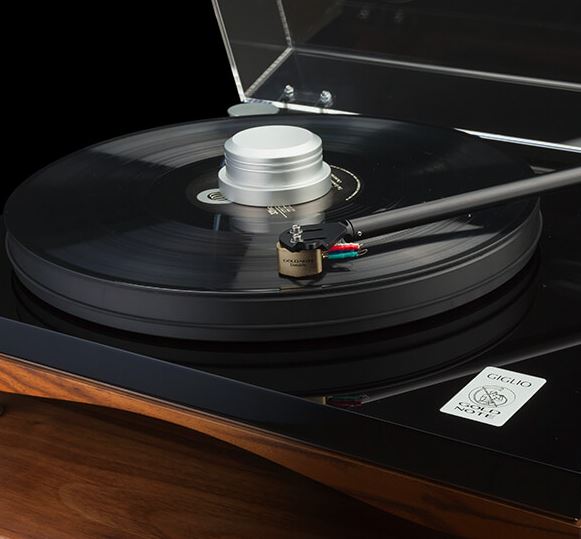 Gold Note Giglio turntable  close up - Douglas Hifi